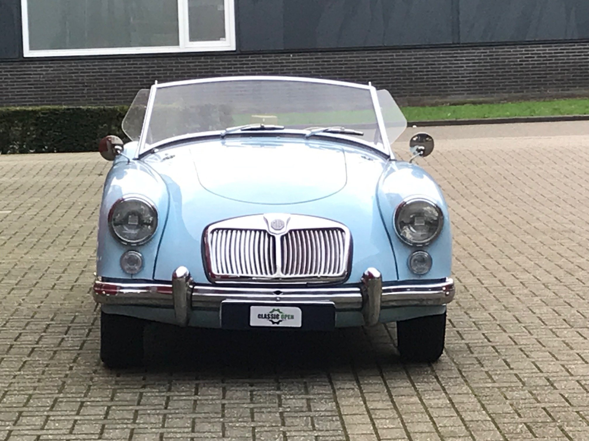 884-mg-mga-1600-roadster-2.jpg